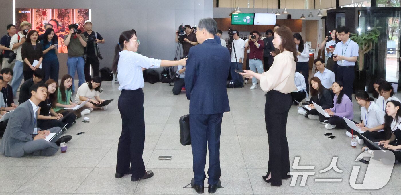 본문 이미지 - 조현 외교부 장관 후보자가 24일 오전 서울 종로구 대우빌딩에 마련된 인사청문회 준비 사무실로 출근하며 취재진의 질문에 답하고 있다. 2025.6.24/뉴스1 ⓒ News1 임세영 기자