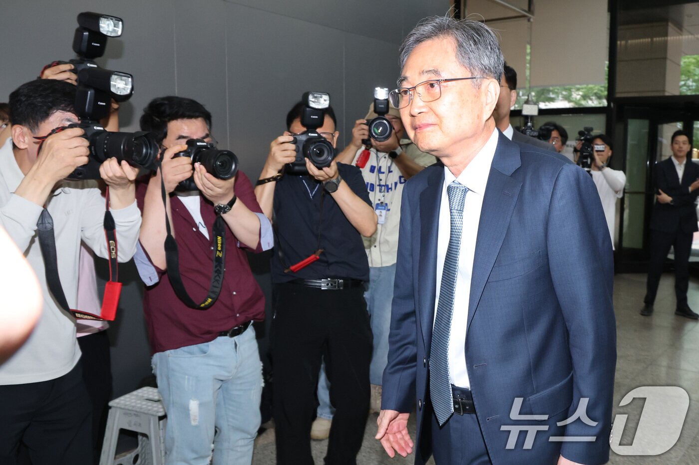 본문 이미지 - 조현 외교부 장관 후보자가 24일 오전 서울 종로구 대우빌딩에 마련된 인사청문회 준비 사무실로 출근을 하고 있다. 2025.6.24/뉴스1 ⓒ News1 임세영 기자