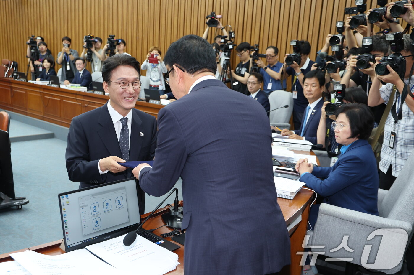 본문 이미지 - 김민석 국무총리 후보자가 24일 오전 서울 여의도 국회에서 열린 인사청문회에 출석해 선서를 마친 후 선서문을 이종배 위원장에게 전달하고 있다. 2025.6.24/뉴스1 ⓒ News1 안은나 기자