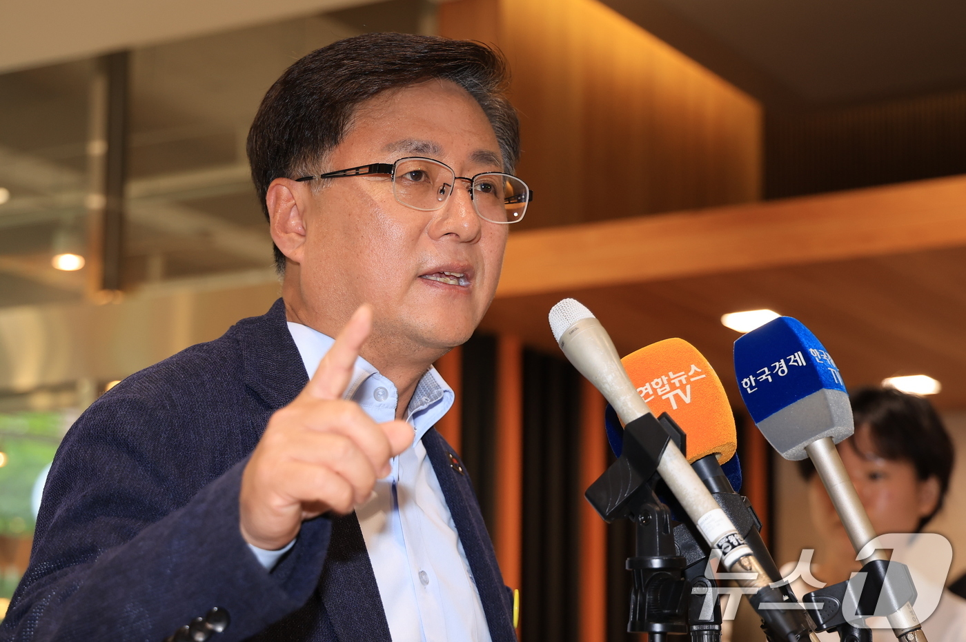 (서울=뉴스1) 김진환 기자 = 김성환 환경부 장관 후보자가 24일 오전 서울 영등포 이룸센터 내 청문회 준비 사무실로 출근하며 취재진 질문에 답하고 있다. 2025.6.24/뉴스 …