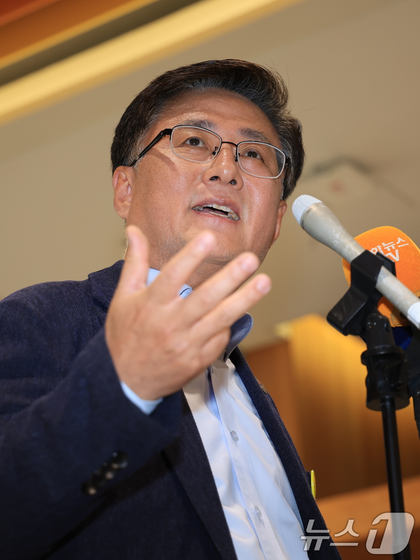 (서울=뉴스1) 김진환 기자 = 김성환 환경부 장관 후보자가 24일 오전 서울 영등포 이룸센터 내 청문회 준비 사무실로 출근하며 취재진 질문에 답하고 있다. 2025.6.24/뉴스 …