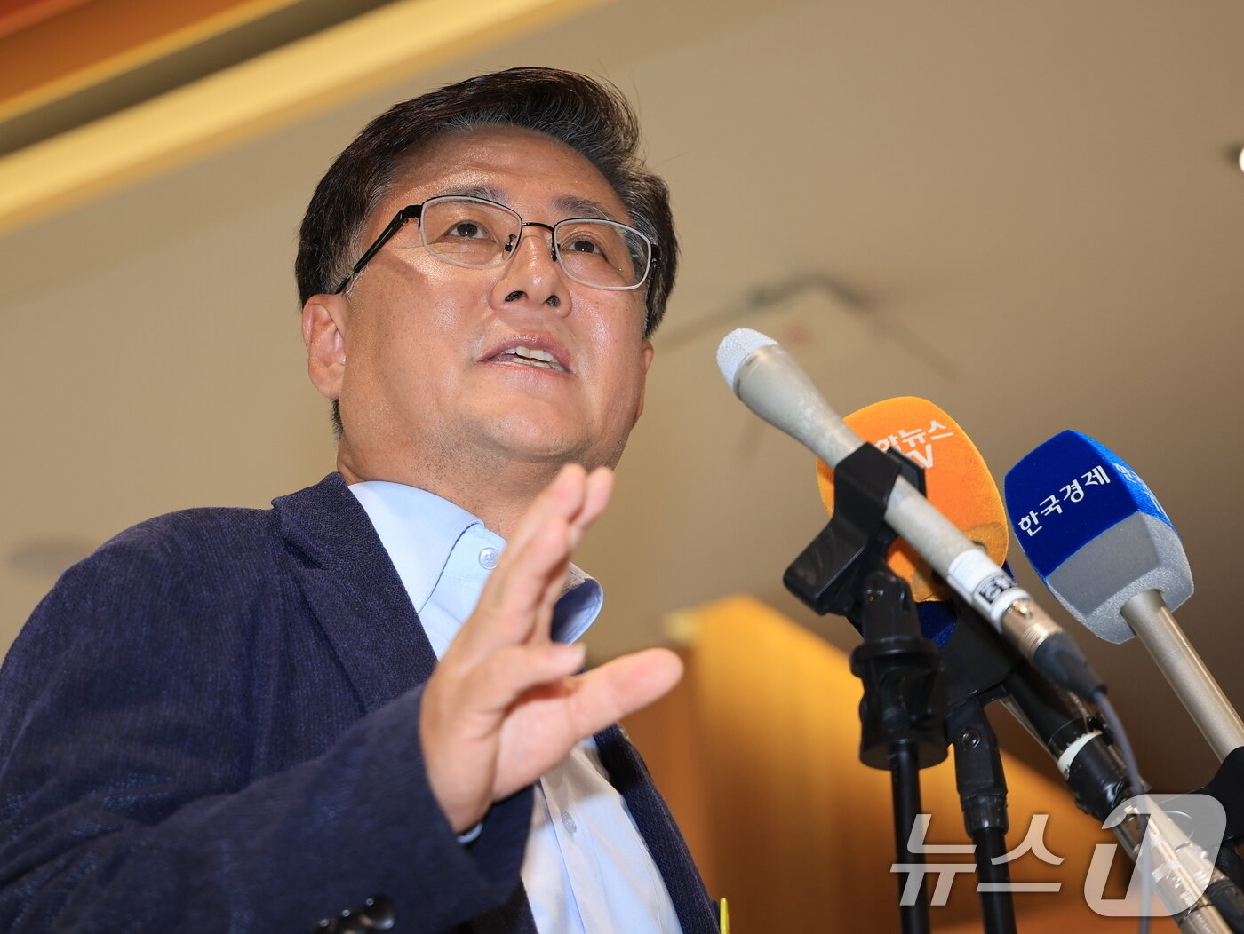 본문 이미지 - 김성환 환경부 장관 후보자가 24일 오전 서울 영등포 이룸센터 내 청문회 준비 사무실로 출근하며 취재진 질문에 답하고 있다. 2025.6.24/뉴스1 ⓒ News1 김진환 기자