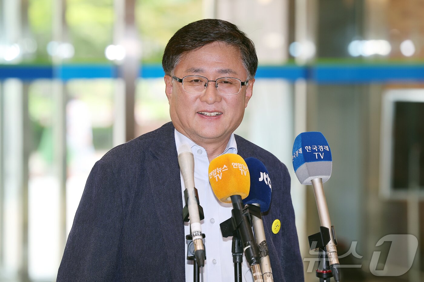 본문 이미지 - 김성환 환경부 장관 후보자가 24일 오전 서울 영등포 이룸센터 내 청문회 준비 사무실로 출근하며 취재진 질문에 답하고 있다. 2025.6.24/뉴스1 ⓒ News1 김진환 기자