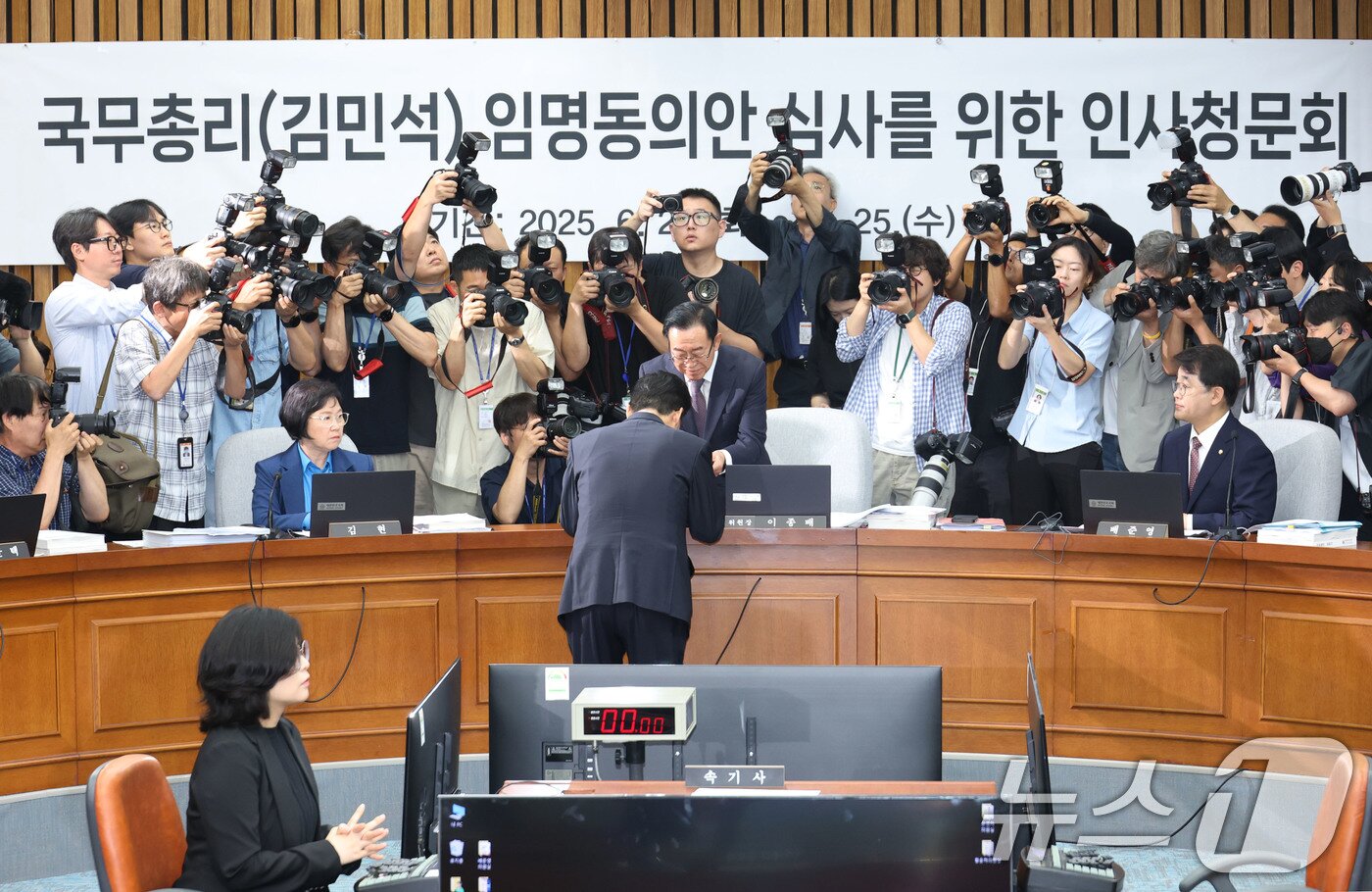 본문 이미지 - 김민석 국무총리 후보자가 24일 오전 서울 여의도 국회에서 열린 인사청문회에 출석해 이종배 위원장에게 선서문을 전달하고 있다. 2025.6.24/뉴스1 ⓒ News1 이광호 기자