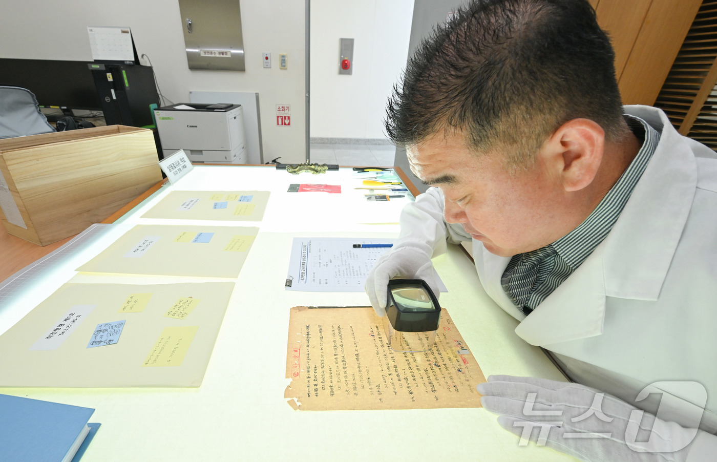 (서울=뉴스1) = 육군은 6.25전쟁 75주년을 맞아 지난 23일 충남 계룡대 육군기록정보관리단에서 '중요 역사기록물 복원사업' 현장을 공개했다고 24일 밝혔다.복원 관계관이 확 …