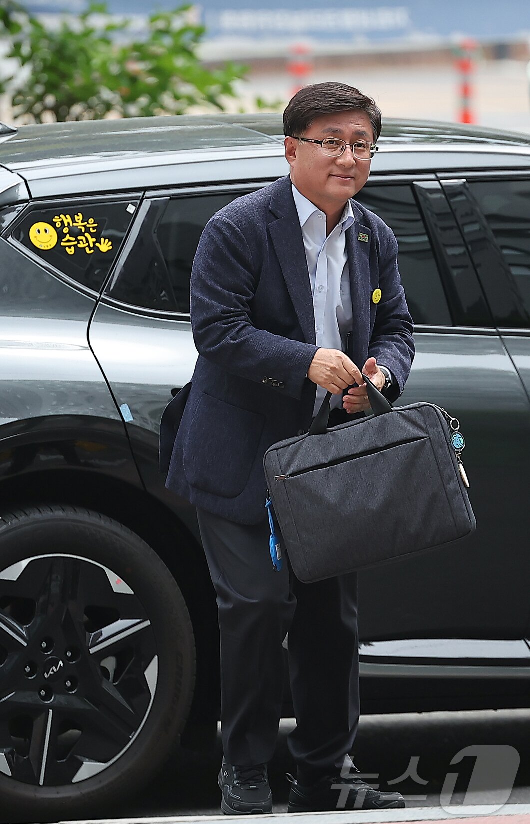 본문 이미지 - 김성환 환경부 장관 후보자가 24일 오전 서울 영등포 이룸센터 내 청문회 준비 사무실로 출근하고 있다. 2025.6.24/뉴스1 ⓒ News1 김진환 기자