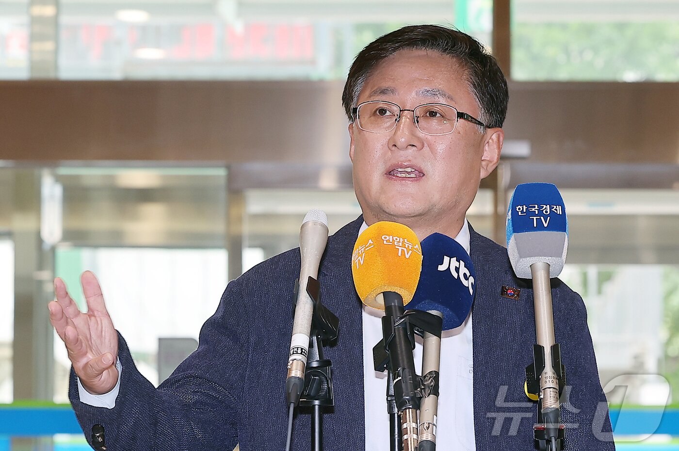 본문 이미지 - 김성환 환경부 장관 후보자가 24일 오전 서울 영등포 이룸센터 내 청문회 준비 사무실로 출근하며 취재진 질문에 답하고 있다. 2025.6.24/뉴스1 ⓒ News1 김진환 기자