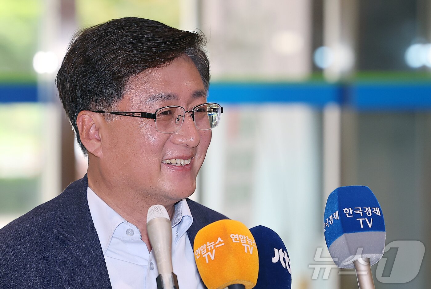 본문 이미지 - 김성환 환경부 장관 후보자가 24일 오전 서울 영등포 이룸센터 내 청문회 준비 사무실로 출근해 취재진을 보며 미소를 짓고 있다. 2025.6.24/뉴스1 ⓒ News1 김진환 기자