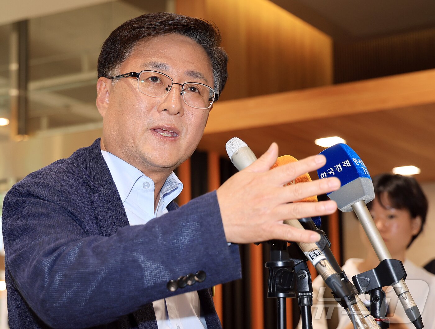 본문 이미지 - 김성환 환경부 장관 후보자가 24일 오전 서울 영등포 이룸센터 내 청문회 준비 사무실로 출근하며 취재진 질문에 답하고 있다. 2025.6.24/뉴스1 ⓒ News1 김진환 기자