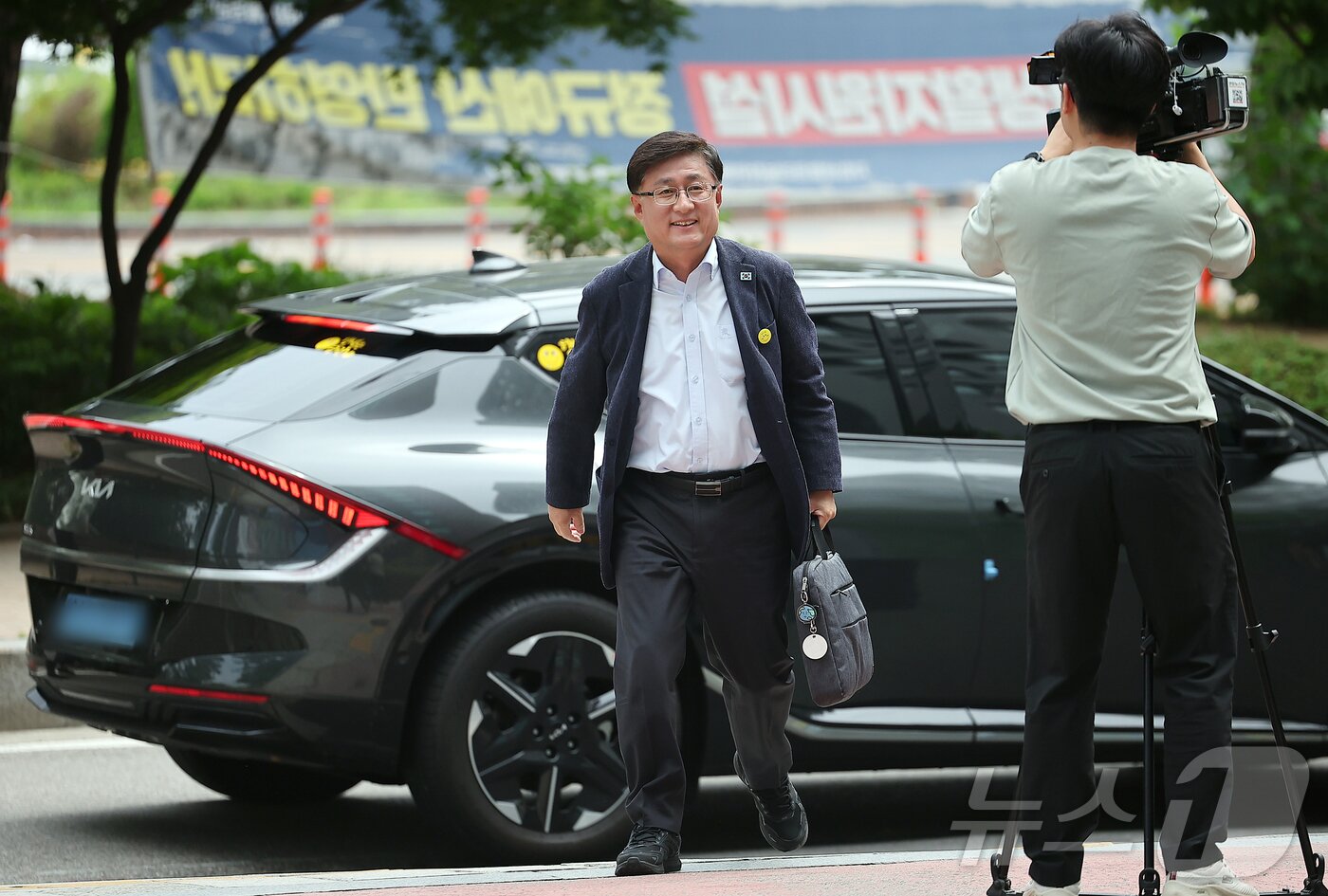본문 이미지 - 김성환 환경부 장관 후보자가 24일 오전 서울 영등포 이룸센터 내 청문회 준비 사무실로 출근하고 있다. 2025.6.24/뉴스1 ⓒ News1 김진환 기자