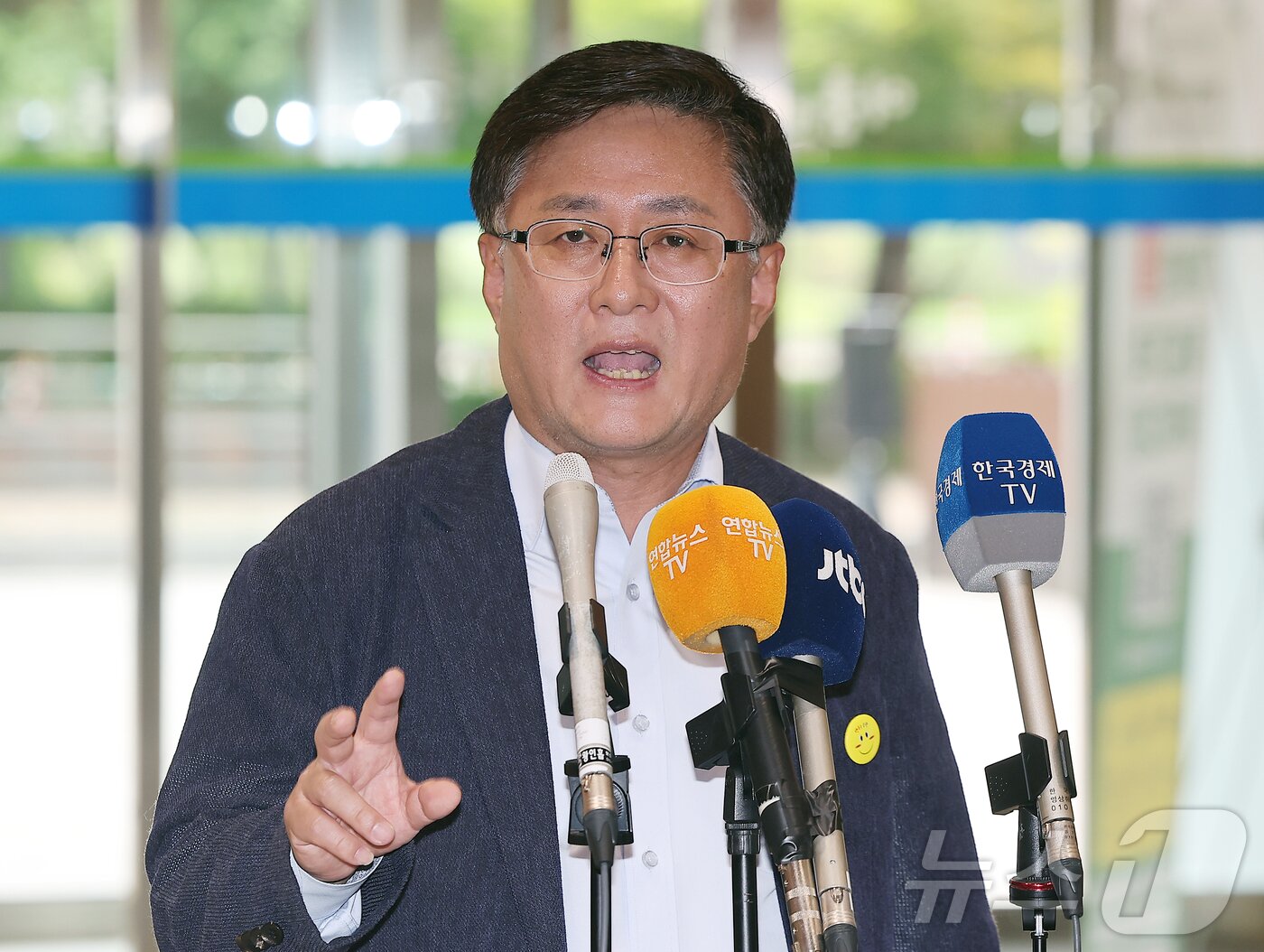 본문 이미지 - 김성환 환경부 장관 후보자가 24일 오전 서울 영등포 이룸센터 내 청문회 준비 사무실로 출근하며 취재진 질문에 답하고 있다. 2025.6.24/뉴스1 ⓒ News1 김진환 기자