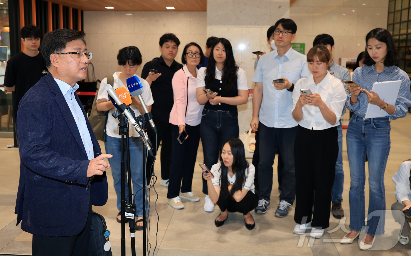(서울=뉴스1) 김진환 기자 = 김성환 환경부 장관 후보자가 24일 오전 서울 영등포 이룸센터 내 청문회 준비 사무실로 출근하며 취재진 질문에 답하고 있다. 2025.6.24/뉴스 …
