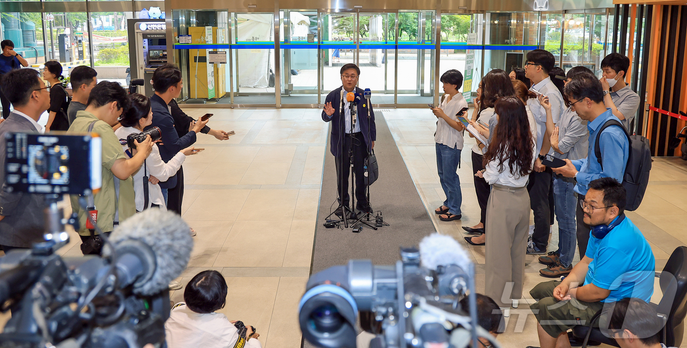(서울=뉴스1) 김진환 기자 = 김성환 환경부 장관 후보자가 24일 오전 서울 영등포 이룸센터 내 청문회 준비 사무실로 출근하며 취재진 질문에 답하고 있다. 2025.6.24/뉴스 …