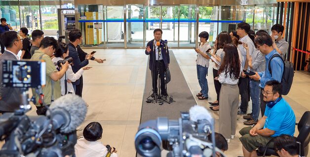 취재진 질문에 답변하는 김성환 후보자