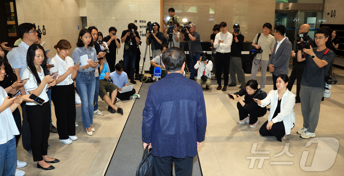(서울=뉴스1) 김진환 기자 = 김성환 환경부 장관 후보자가 24일 오전 서울 영등포 이룸센터 내 청문회 준비 사무실로 출근하며 취재진 질문에 답하고 있다. 2025.6.24/뉴스 …