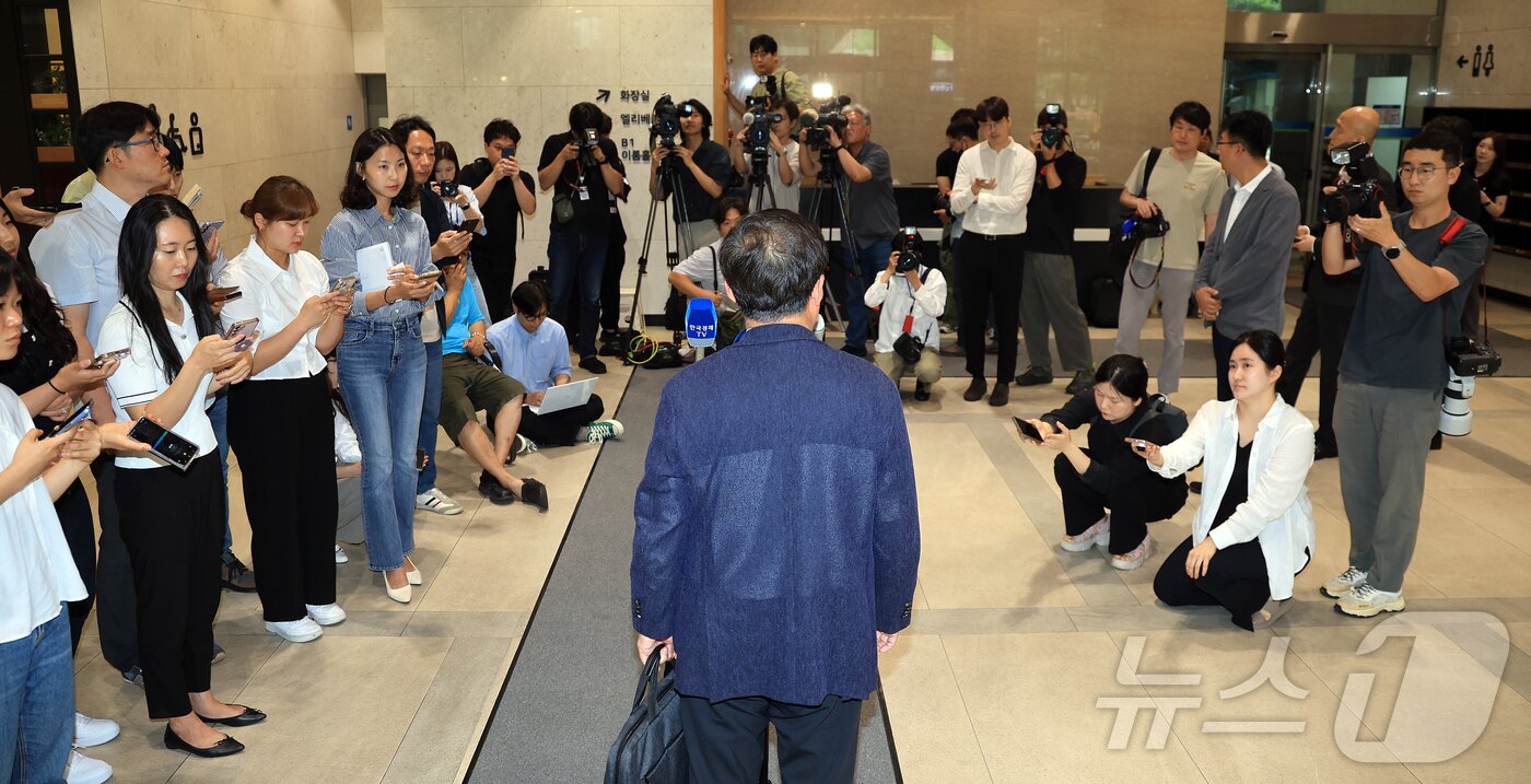 본문 이미지 - 김성환 환경부 장관 후보자가 24일 오전 서울 영등포 이룸센터 내 청문회 준비 사무실로 출근하며 취재진 질문에 답하고 있다. 2025.6.24/뉴스1 ⓒ News1 김진환 기자