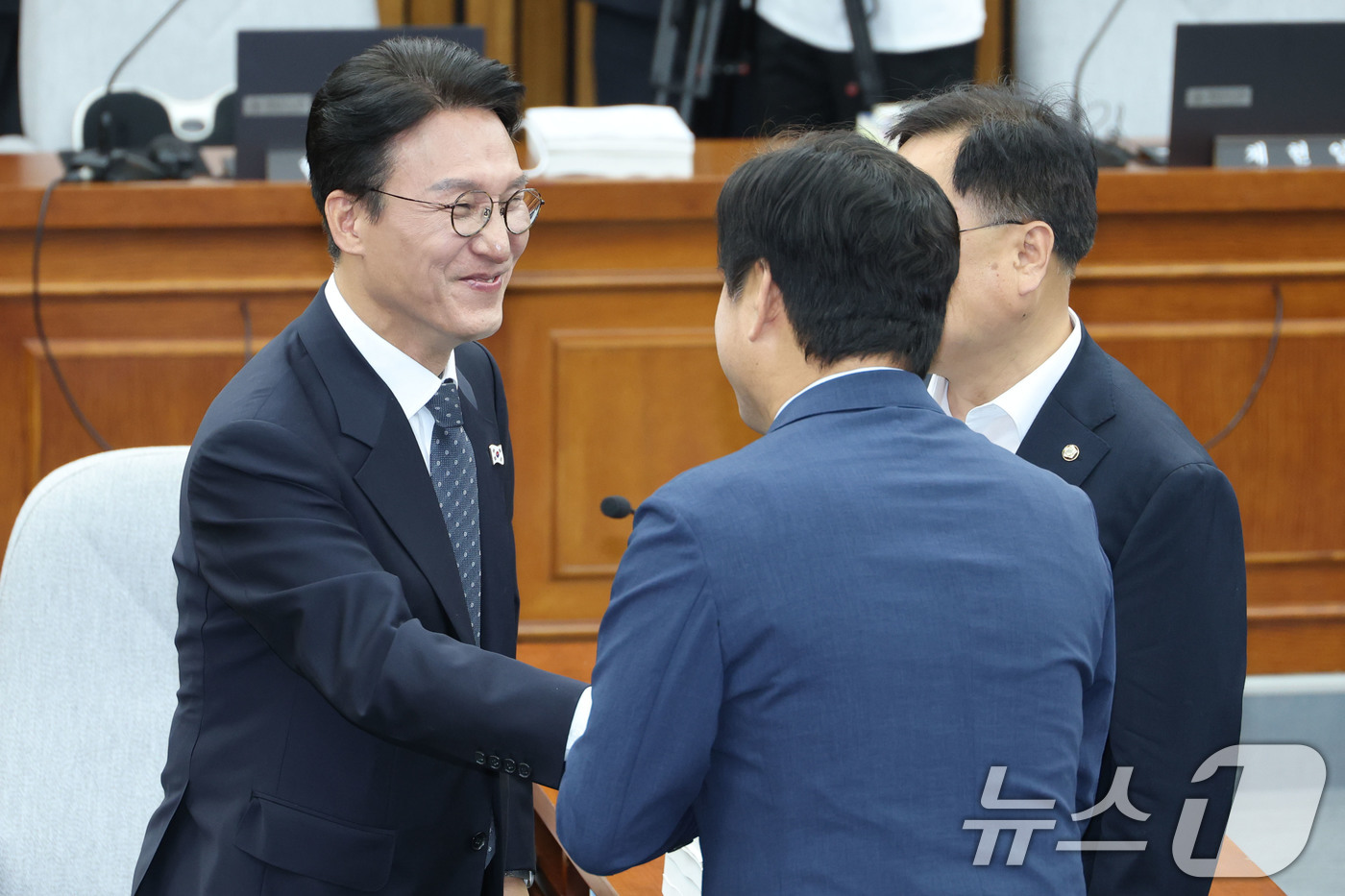 (서울=뉴스1) 이광호 기자 = 김민석 국무총리 후보자가 24일 오전 서울 여의도 국회에서 열린 인사청문회에 출석해 여당 의원들과 인사나누고 있다. 2025.6.24/뉴스1