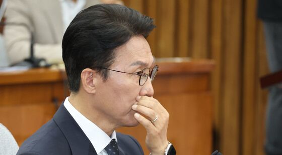 생각에 잠긴 김민석 후보자