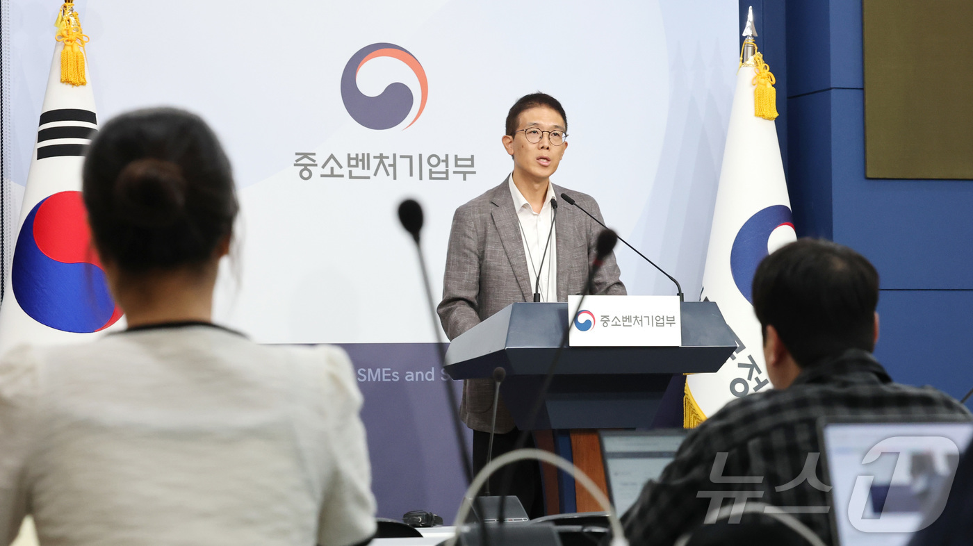 (서울=뉴스1) 임세영 기자 = 황영호 중소벤처기업부 소상공인경영지원단장이 24일 오전 서울 종로구 정부서울청사 별관 브리핑실에서 소상공인 경영부담 완화 위한 3대 지원사업을 설명 …