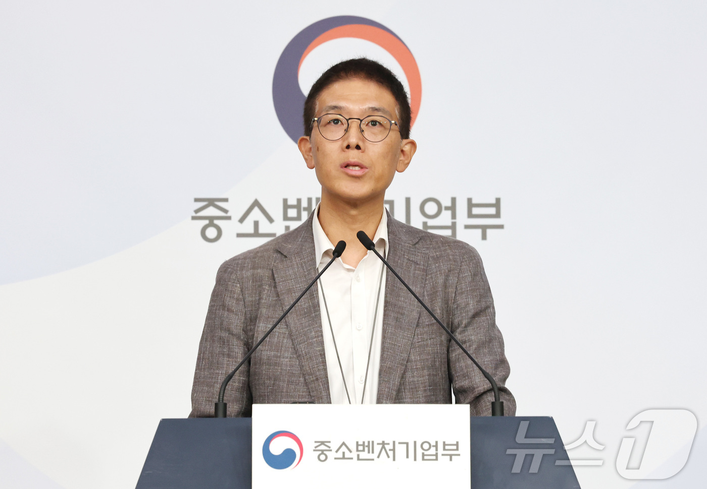 (서울=뉴스1) 임세영 기자 = 황영호 중소벤처기업부 소상공인경영지원단장이 24일 오전 서울 종로구 정부서울청사 별관 브리핑실에서 소상공인 경영부담 완화 위한 3대 지원사업을 설명 …