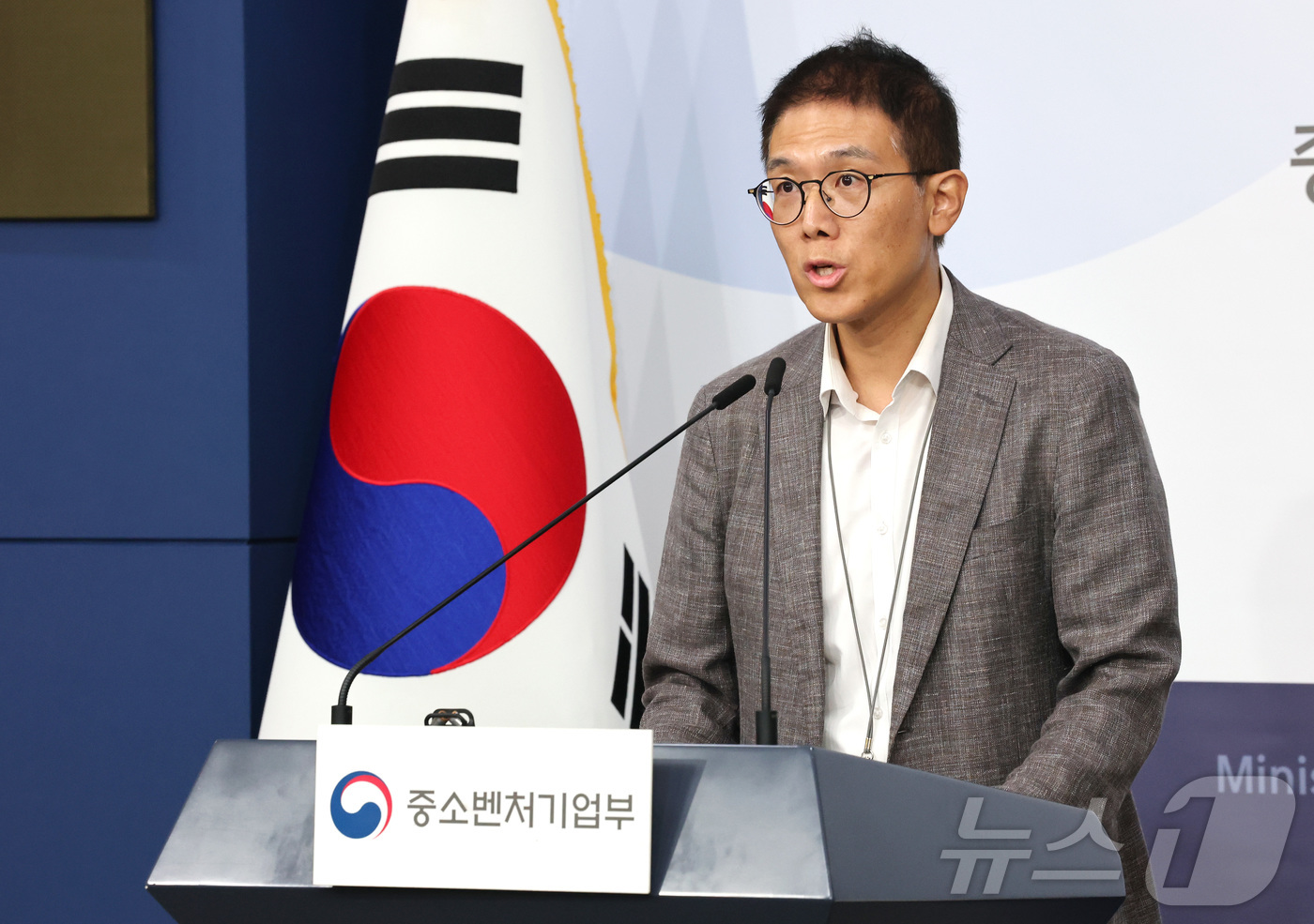 (서울=뉴스1) 임세영 기자 = 황영호 중소벤처기업부 소상공인경영지원단장이 24일 오전 서울 종로구 정부서울청사 별관 브리핑실에서 소상공인 경영부담 완화 위한 3대 지원사업을 설명 …