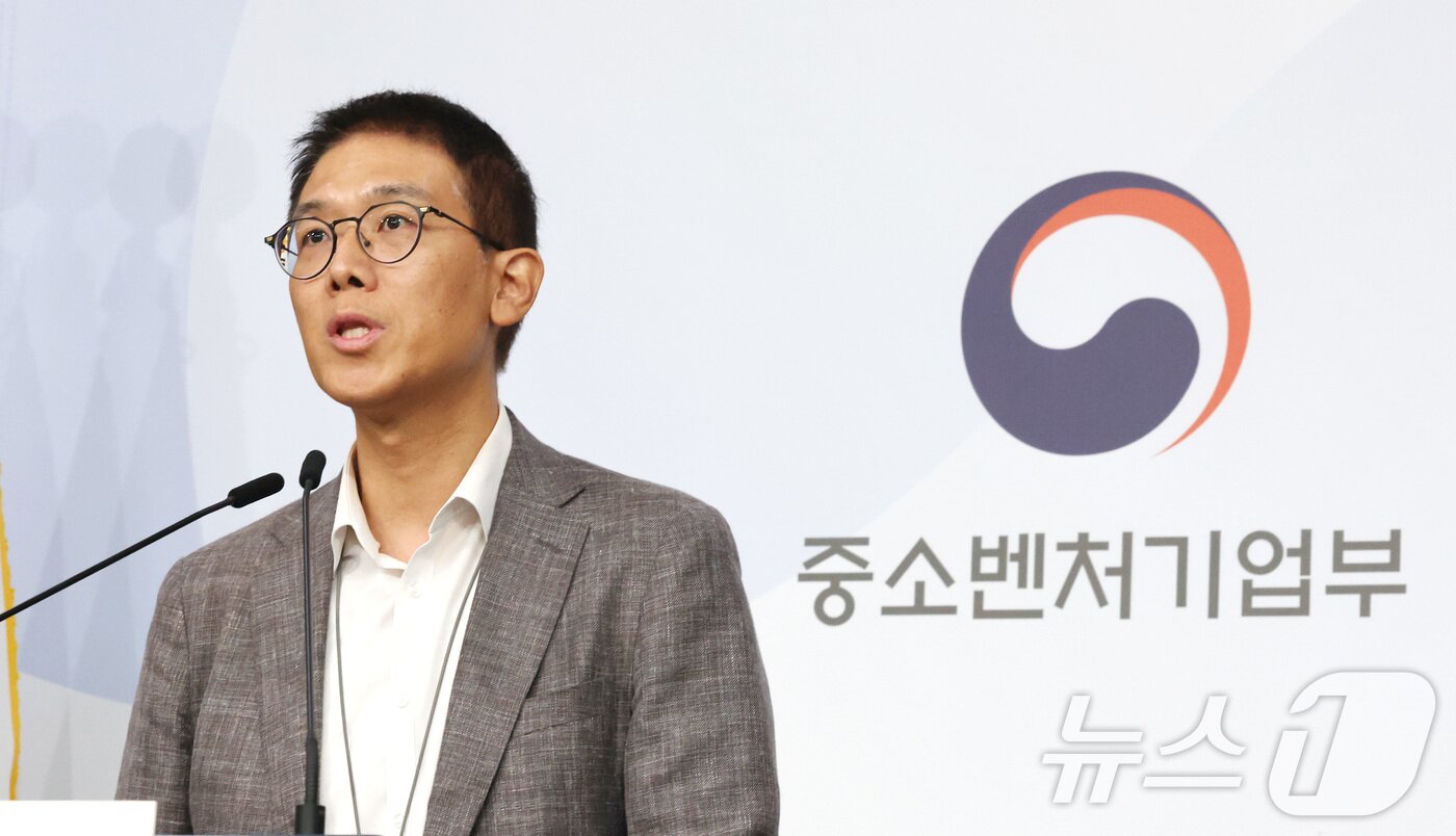 본문 이미지 - 황영호 중소벤처기업부 소상공인경영지원단장이 24일 오전 서울 종로구 정부서울청사 별관 브리핑실에서 소상공인 경영부담 완화 위한 3대 지원사업을 설명하고 있다. ⓒ News1 임세영 기자