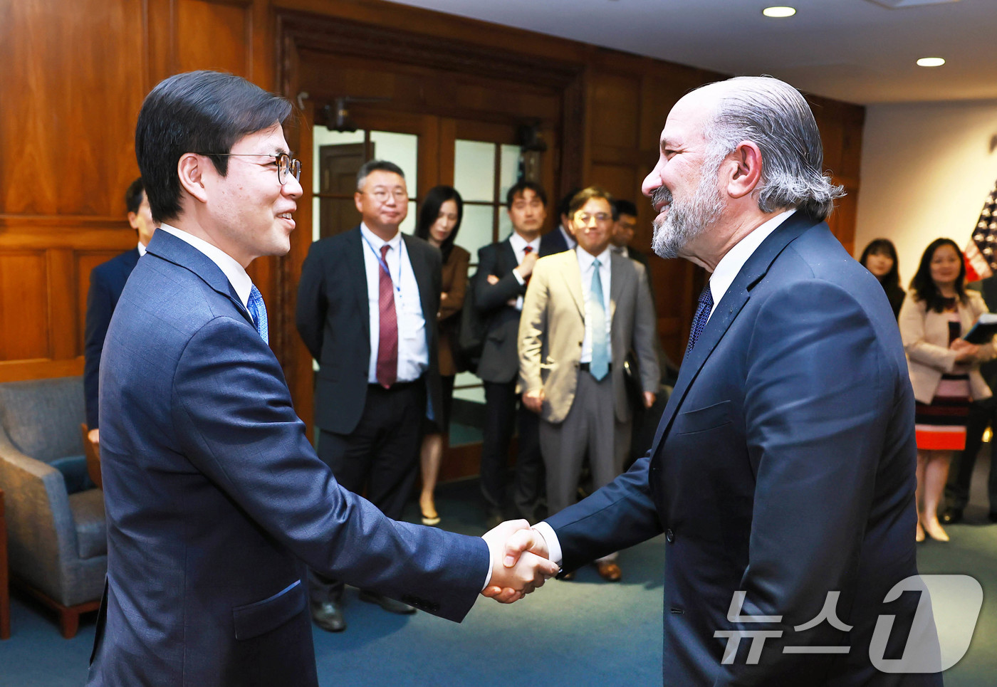 (서울=뉴스1) = 여한구 산업통상자원부 통상교섭본부장이 23일(현지시간) 미국 워싱턴 D.C 상무부 회의실에서 하워드 러트닉 미국 상무부 장관과 악수를 나누고 있다. (산업통상자 …