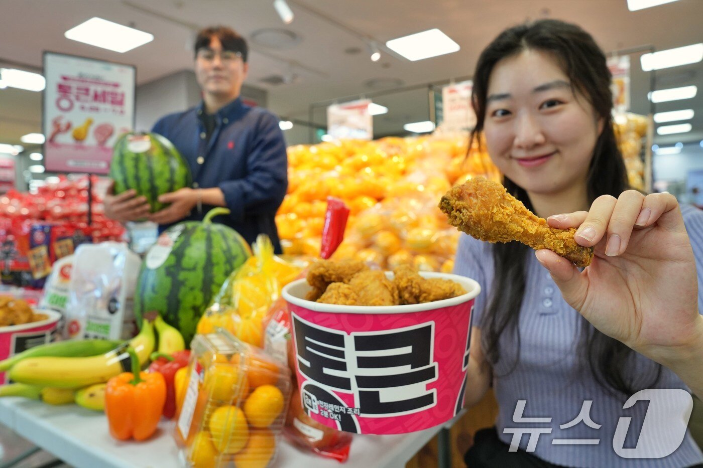 본문 이미지 - 롯데마트가 오는 26일부터 통큰세일을 진행한다고 24일 밝혔다. 직원이 서울 송파구 롯데마트 제타플렉스 잠실점에서 통큰치킨과 주요 할인 상품을 소개하고 있다. &#40;롯데마트 제공. 재판매 및 DB 금지&#41; 2025.6.24/뉴스1