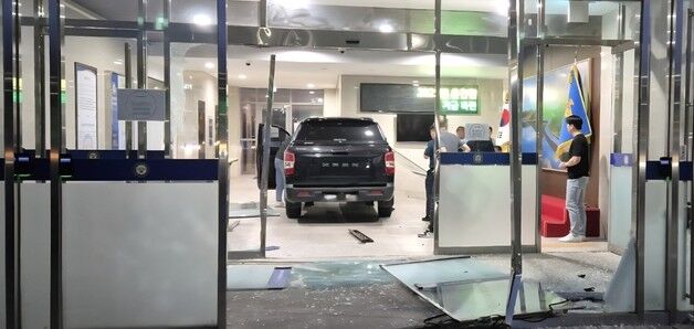 '36차례 과속 딱지에 격분'…SUV 몰고 경찰서 돌진 40대 영장(종합)