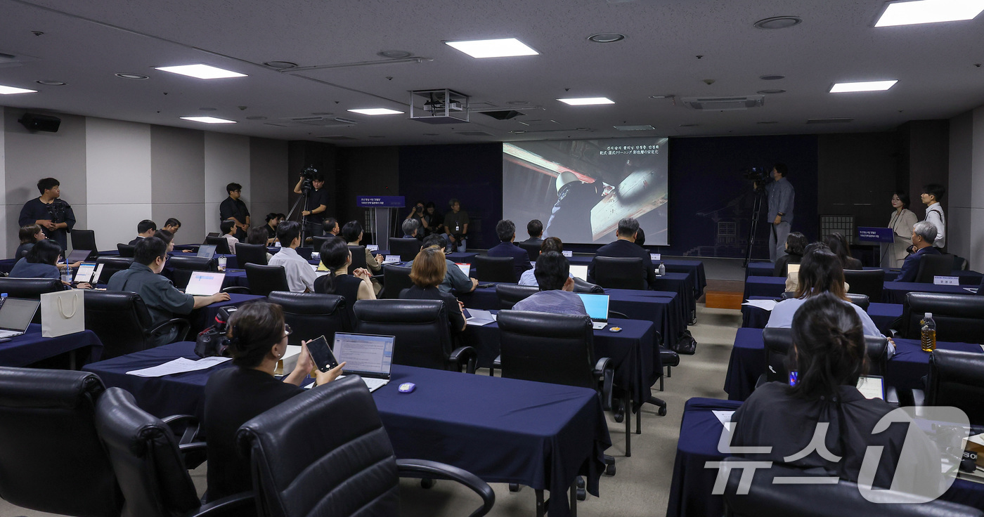 (서울=뉴스1) 김성진 기자 = 24일 서울 종로구 국립고궁박물관에서 조선 왕실 사당 '관월당' 귀환 언론공개회에서 관월당 해체 영상이 나오고 있다.조선시대 왕실 사당 건축물로 추 …