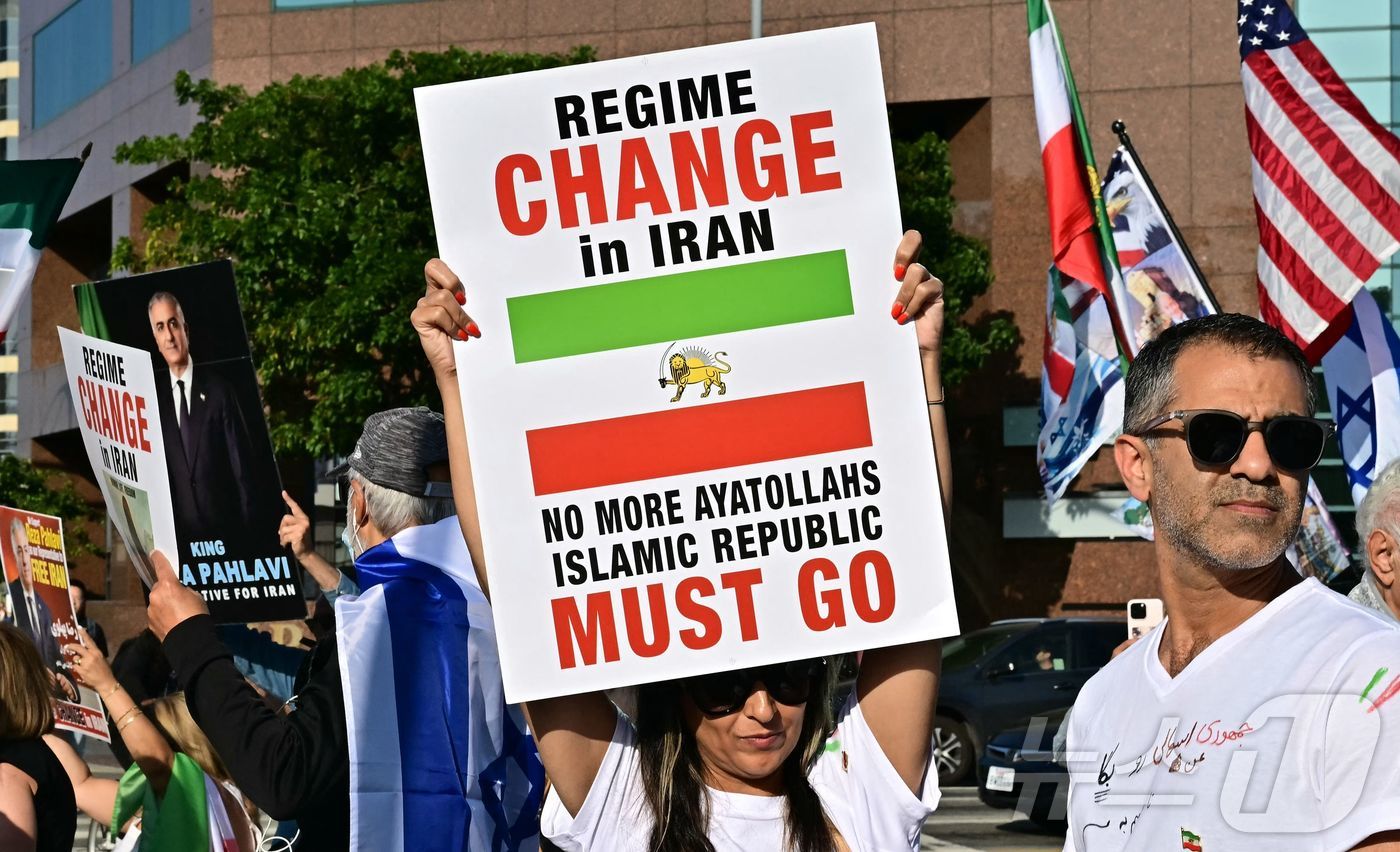 (로스앤젤레스 AFP=뉴스1) 권영미 기자 = 도널드 트럼프 미국 대통령이 23일(현지시간) 이스라엘과 이란이 휴전에 동의했다고 밝힌 가운데 미국 로스앤젤레스에서 이란계 미국인들이 …