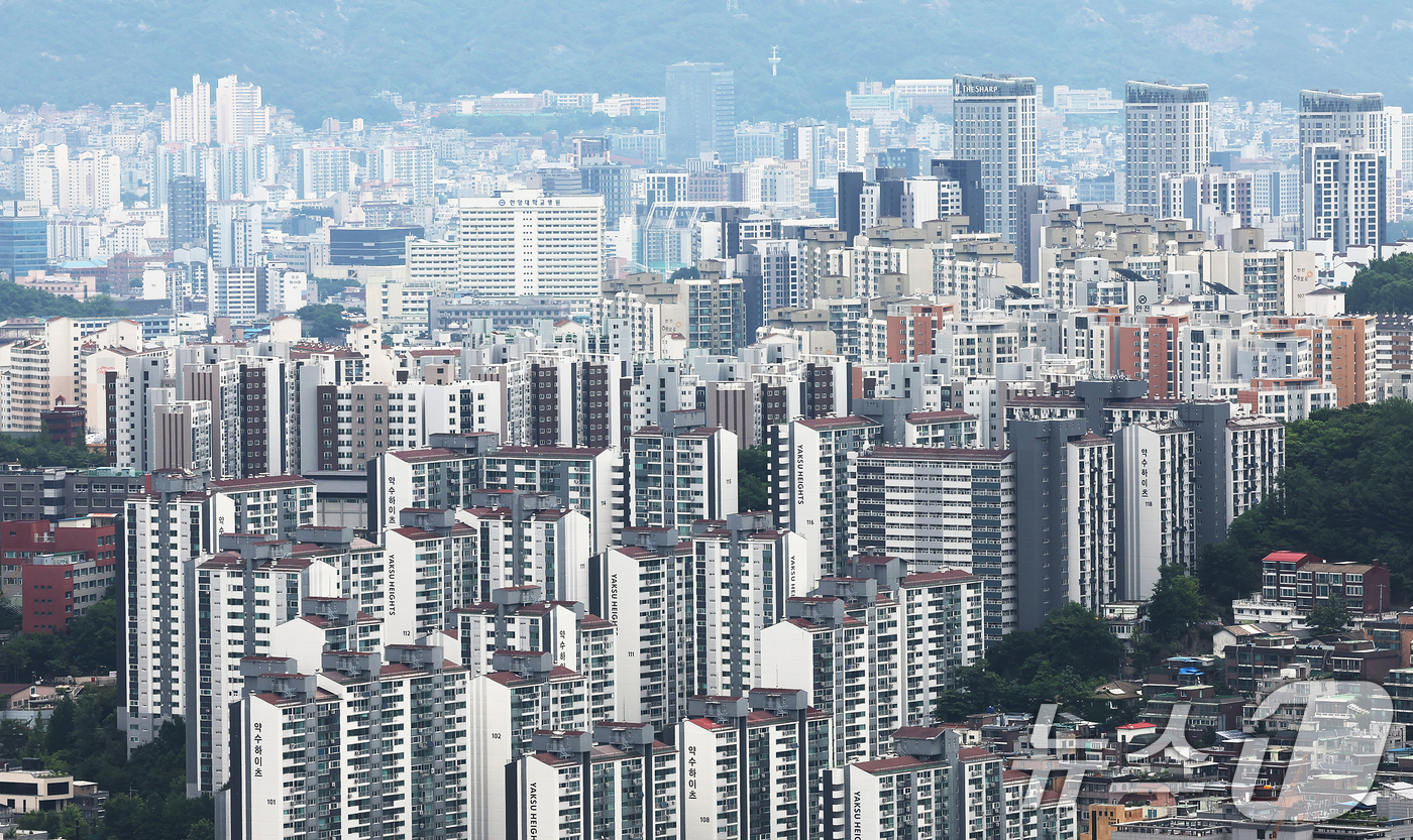 (서울=뉴스1) 장수영 기자 = 24일 서울 중구 남산에서 시내 아파트가 보이고 있다.한국은행이 이날 발표한 '2025년 6월 소비자동향조사 결과'에 따르면, 주택가격전망 소비자동 …