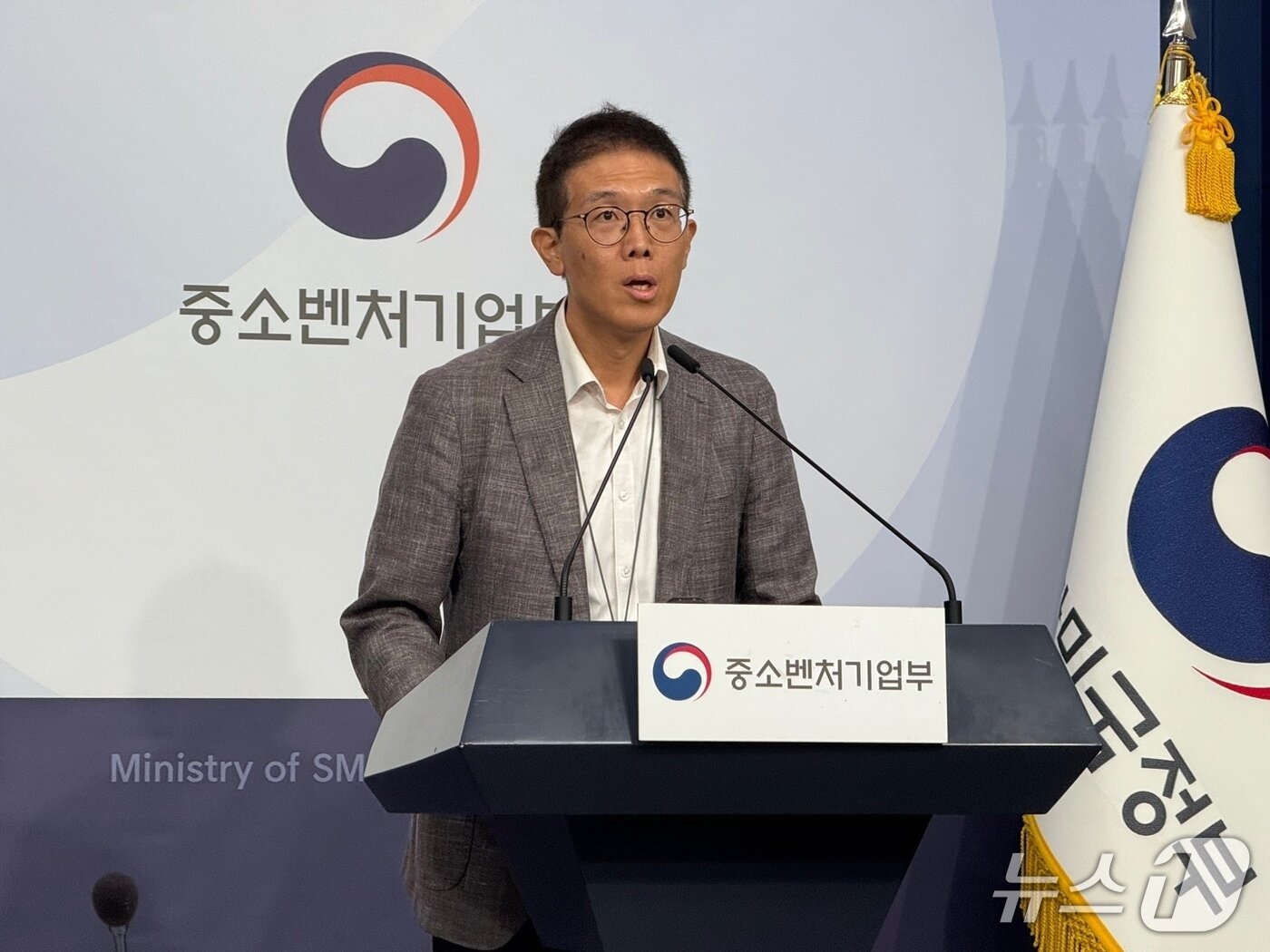 본문 이미지 - 황영호 중소벤처기업부 소상공인경영안정지원단장이 24일 정부서울청사 별관 브리핑실에서 소상공인 경영안정 지원사업에 대해 설명하고 있다. ⓒ 뉴스1 김형준 기자