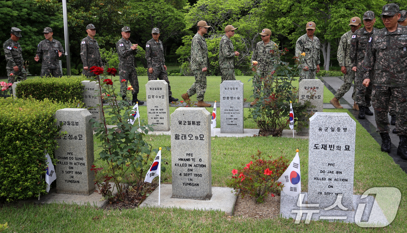 (부산=뉴스1) 윤일지 기자 = 제75주년 6·25 전쟁일을 하루 앞둔 24일 부산 남구 유엔기념공원을 찾은 해군작전사령부 주임원사들과 주한미해군사령부(CNFK) 주임원사들이 6· …