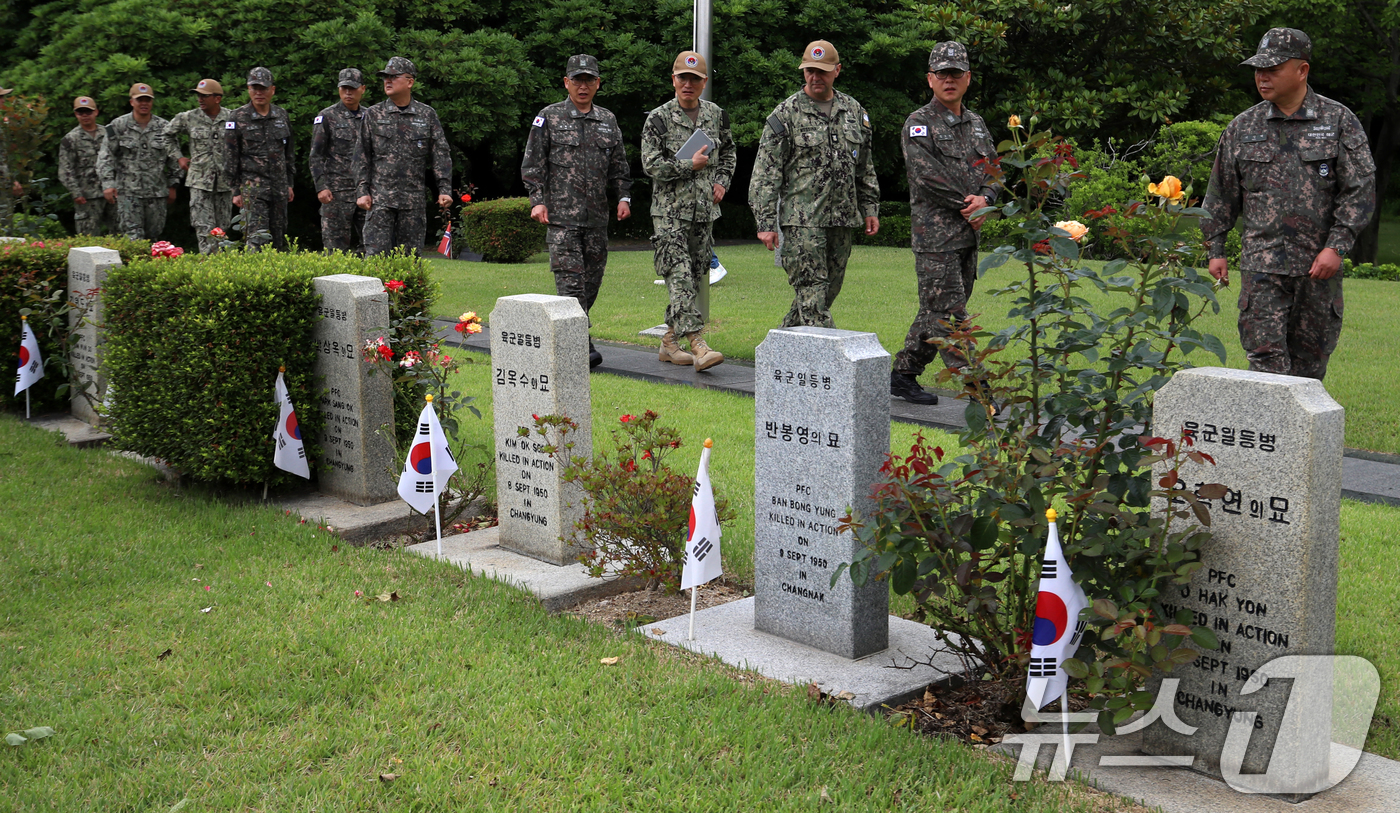 (부산=뉴스1) 윤일지 기자 = 제75주년 6·25 전쟁일을 하루 앞둔 24일 부산 남구 유엔기념공원을 찾은 해군작전사령부 주임원사들과 주한미해군사령부(CNFK) 주임원사들이 6· …