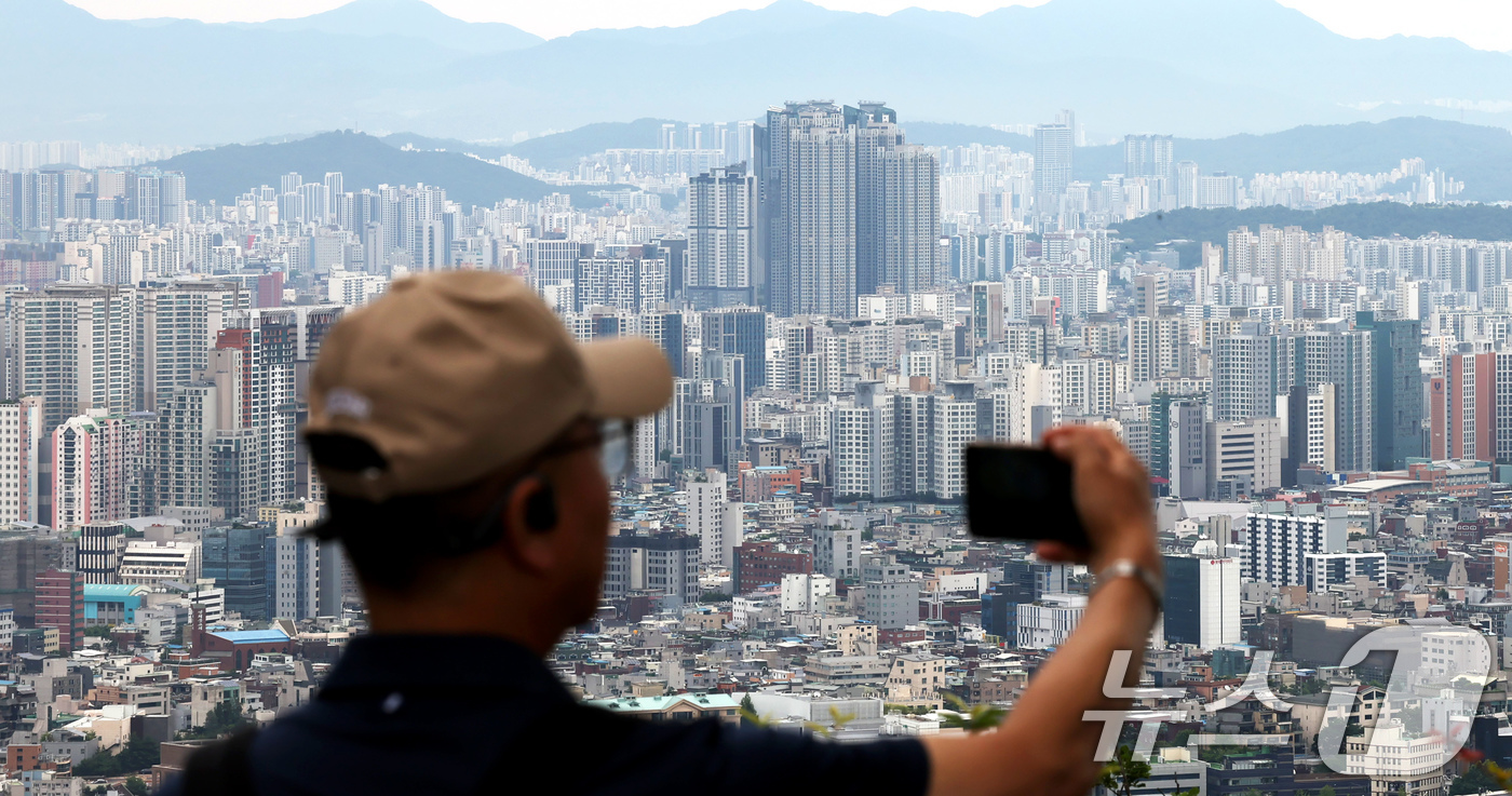 (서울=뉴스1) 장수영 기자 = 24일 서울 중구 남산에서 시내 아파트가 보이고 있다.한국은행이 이날 발표한 '2025년 6월 소비자동향조사 결과'에 따르면, 주택가격전망 소비자동 …