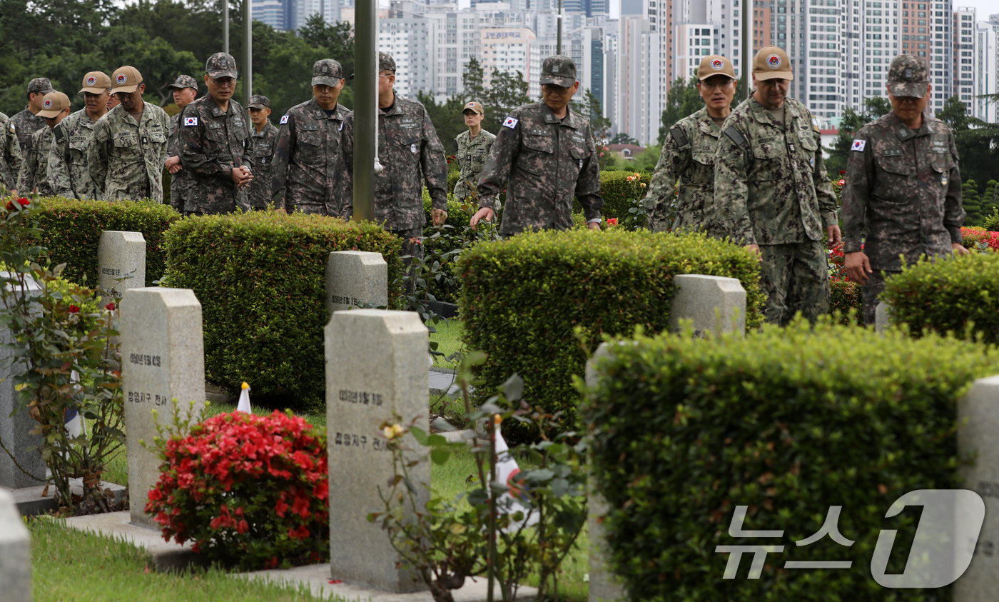 (부산=뉴스1) 윤일지 기자 = 제75주년 6·25 전쟁일을 하루 앞둔 24일 부산 남구 유엔기념공원을 찾은 해군작전사령부 주임원사들과 주한미해군사령부(CNFK) 주임원사들이 6· …