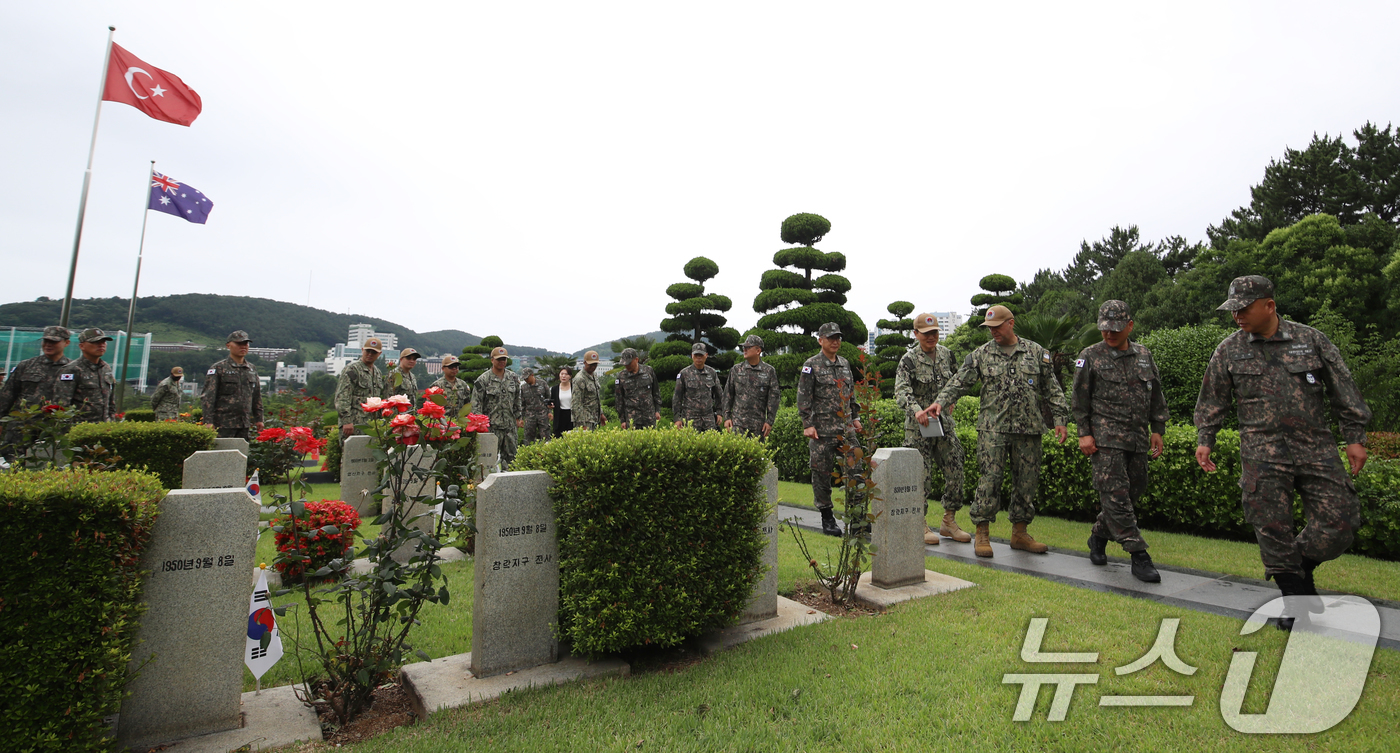 (부산=뉴스1) 윤일지 기자 = 제75주년 6·25 전쟁일을 하루 앞둔 24일 부산 남구 유엔기념공원을 찾은 외국인들이 6·25 전쟁에 유엔군으로 참전한 한국군 전몰 장병 묘역을 …