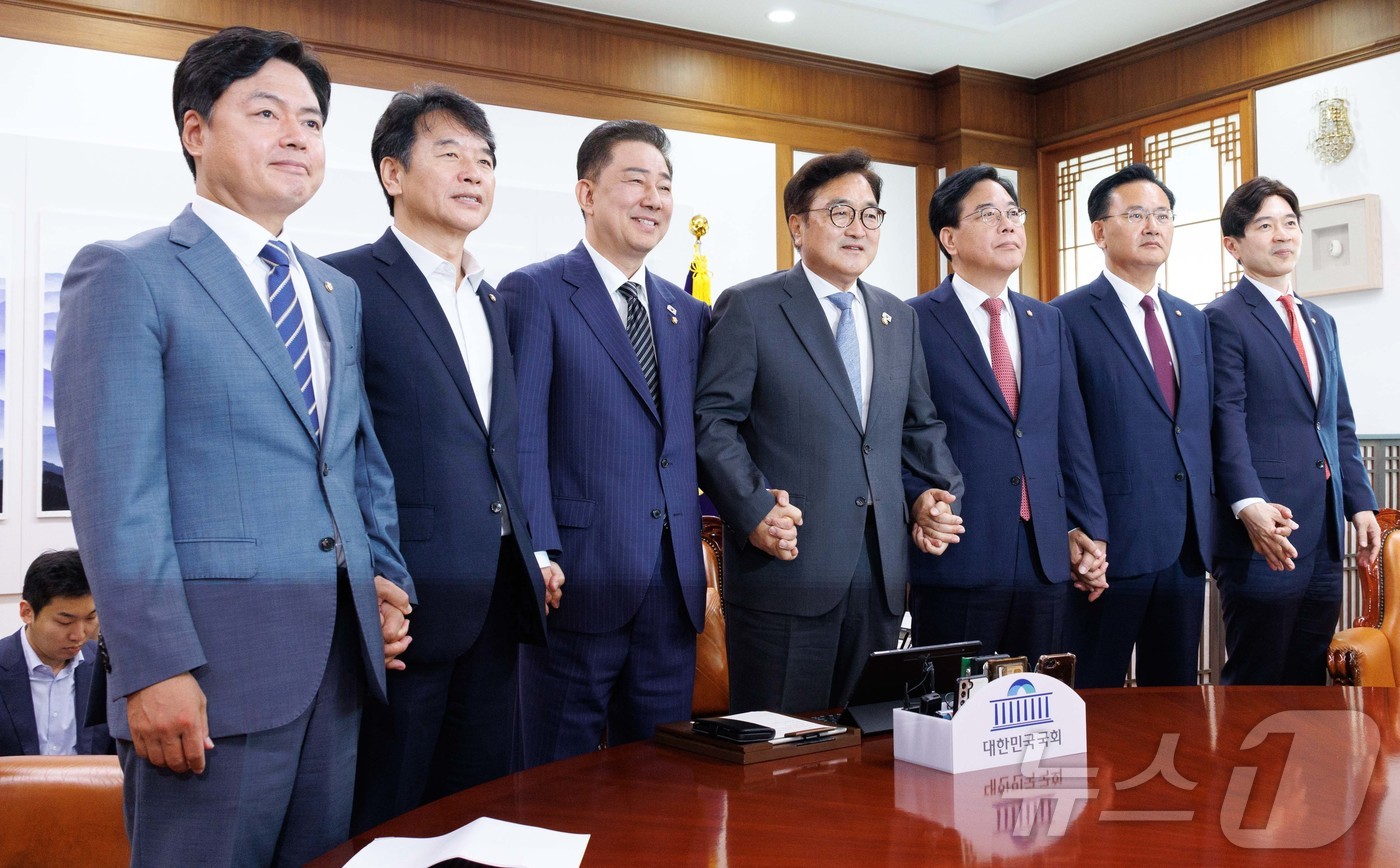 (서울=뉴스1) 이광호 기자 = 우원식 국회의장, 김병기 더불어민주당 대표 직무대행 겸 원내대표, 송언석 국민의힘 원내대표 등이 24일 오전 서울 여의도 국회에서 우 의장 주재로 …