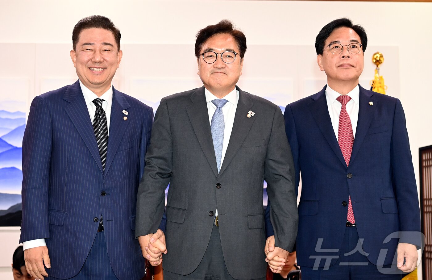 본문 이미지 - 우원식 국회의장이 6월 24일 오전 서울 여의도 국회에서 김병기 더불어민주당 당대표 직무대행 겸 원내대표와 송언석 국민의힘 원내대표와 대화하기에 앞서 기념사진을 찍고 있다. &#40;공동취재&#41; 2025.6.24/뉴스1 ⓒ News1 이광호 기자
