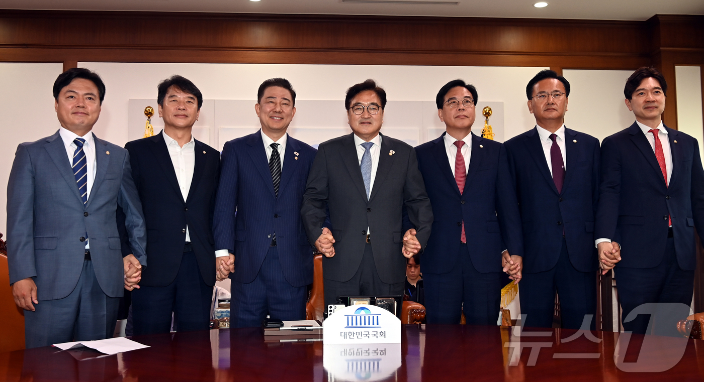 (서울=뉴스1) 이광호 기자 = 우원식 국회의장이 24일 오전 서울 여의도 국회에서 김병기 더불어민주당 당대표 직무대행 겸 원내대표와 송언석 국민의힘 원내대표를 비롯한 양당 원내지 …