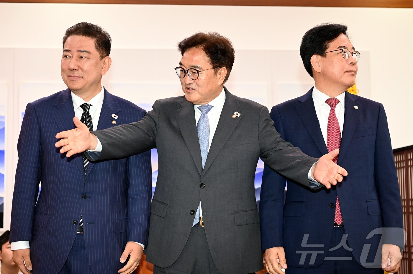 본문 이미지 - 우원식 국회의장이 24일 오전 서울 여의도 국회에서 김병기 더불어민주당 당대표 직무대행 겸 원내대표와 송언석 국민의힘 원내대표와 대화하기에 앞서 기념사진을 찍은 뒤 다른 배석자들도 부르고 있다. &#40;공동취재&#41; 2025.6.24/뉴스1 ⓒ News1 이광호 기자