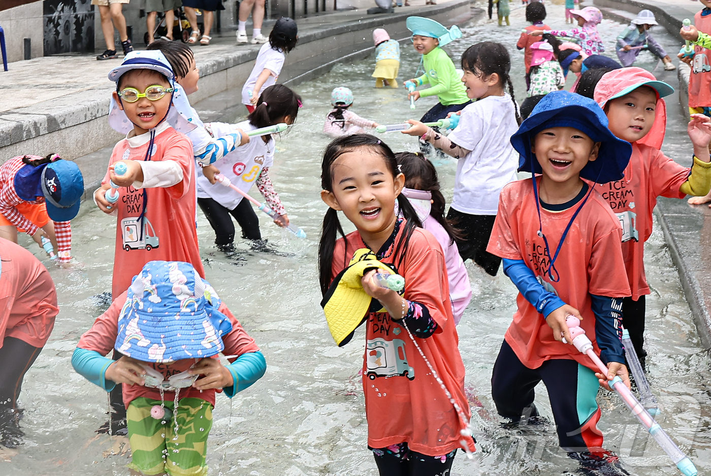 (서울=뉴스1) 김도우 기자 = 24일 서울 송파구 성내천 물놀이장에서 어린이들이 물놀이를 하며 즐거운 시간을 보내고 있다.성내천 물놀이장은 이날 개장해 8월 31일까지 누구나 무 …