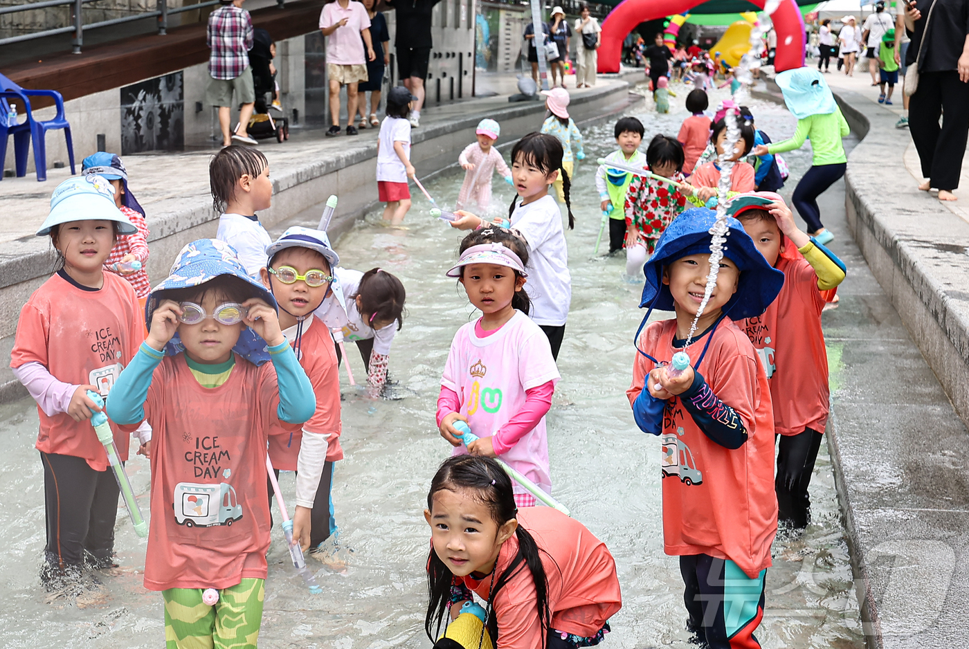 (서울=뉴스1) 김도우 기자 = 24일 서울 송파구 성내천 물놀이장에서 어린이들이 물놀이를 하며 즐거운 시간을 보내고 있다.성내천 물놀이장은 이날 개장해 8월 31일까지 누구나 무 …