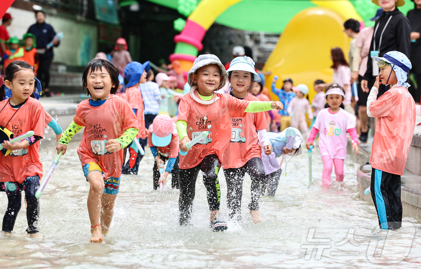 (서울=뉴스1) 김도우 기자 = 24일 서울 송파구 성내천 물놀이장에서 어린이들이 물놀이를 하며 즐거운 시간을 보내고 있다.성내천 물놀이장은 이날 개장해 8월 31일까지 누구나 무 …