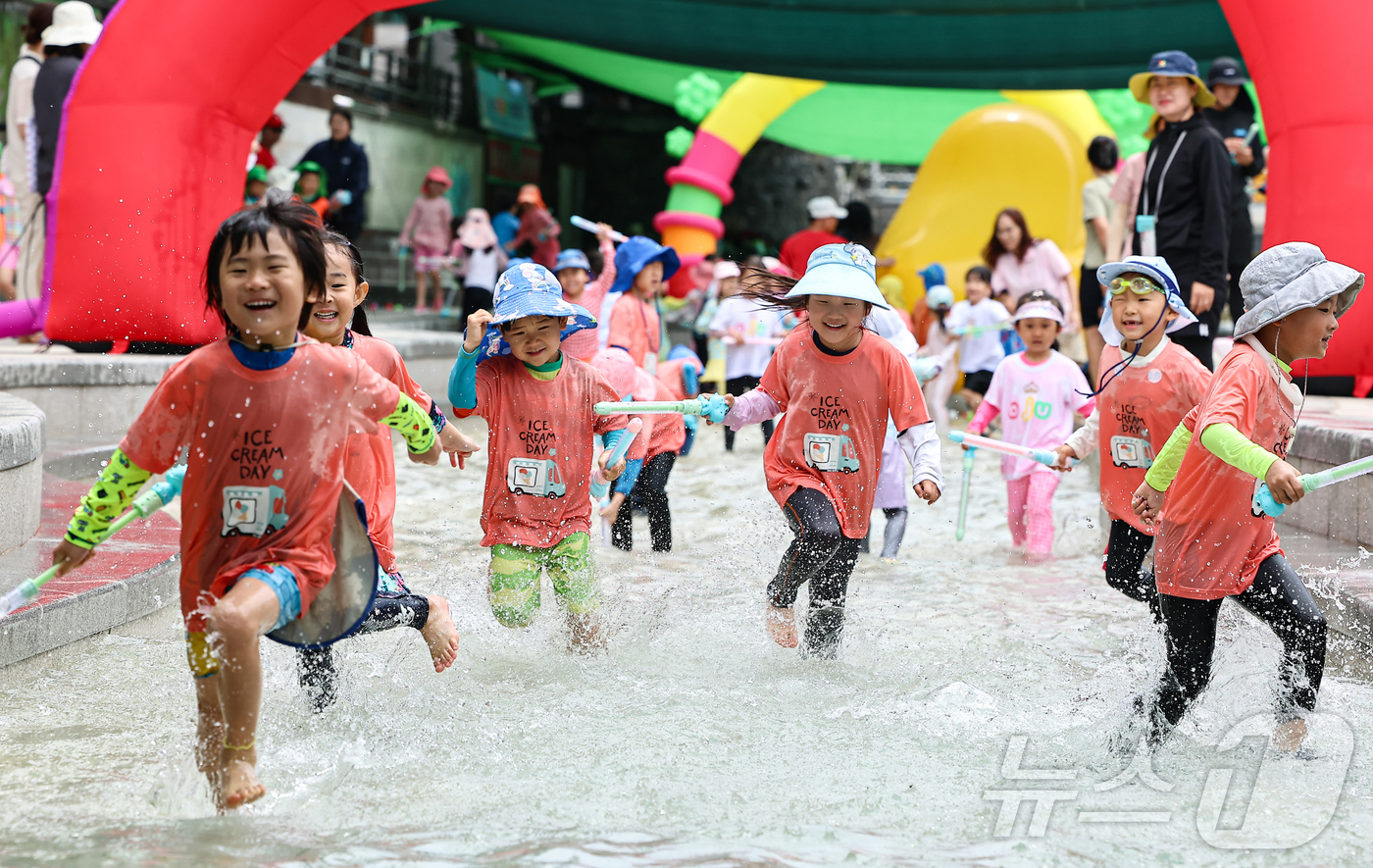 (서울=뉴스1) 김도우 기자 = 24일 서울 송파구 성내천 물놀이장에서 어린이들이 물놀이를 하며 즐거운 시간을 보내고 있다.성내천 물놀이장은 이날 개장해 8월 31일까지 누구나 무 …