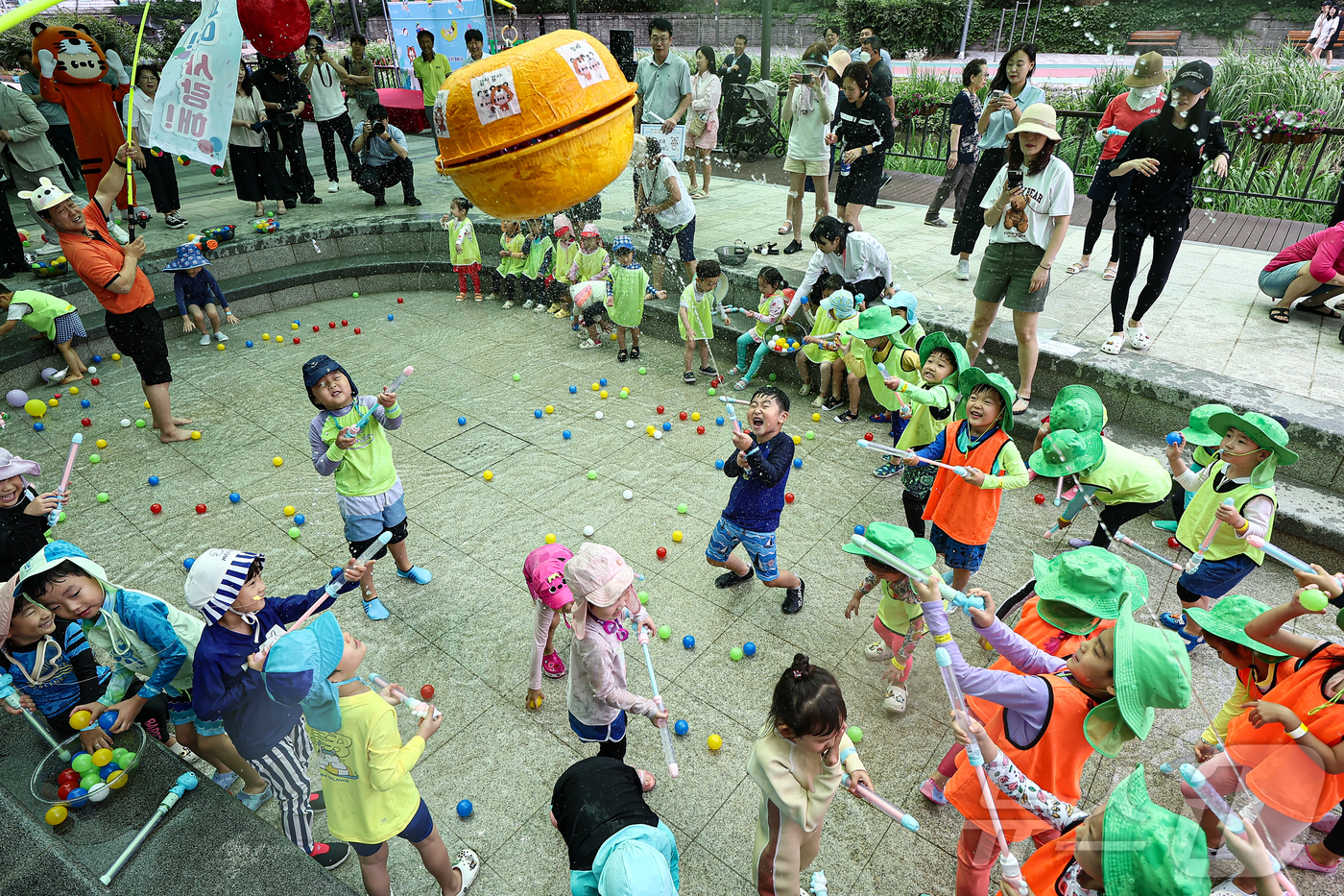 (서울=뉴스1) 김도우 기자 = 24일 서울 송파구 성내천 물놀이장에서 어린이들이 물놀이를 하며 즐거운 시간을 보내고 있다.성내천 물놀이장은 이날 개장해 8월 31일까지 누구나 무 …