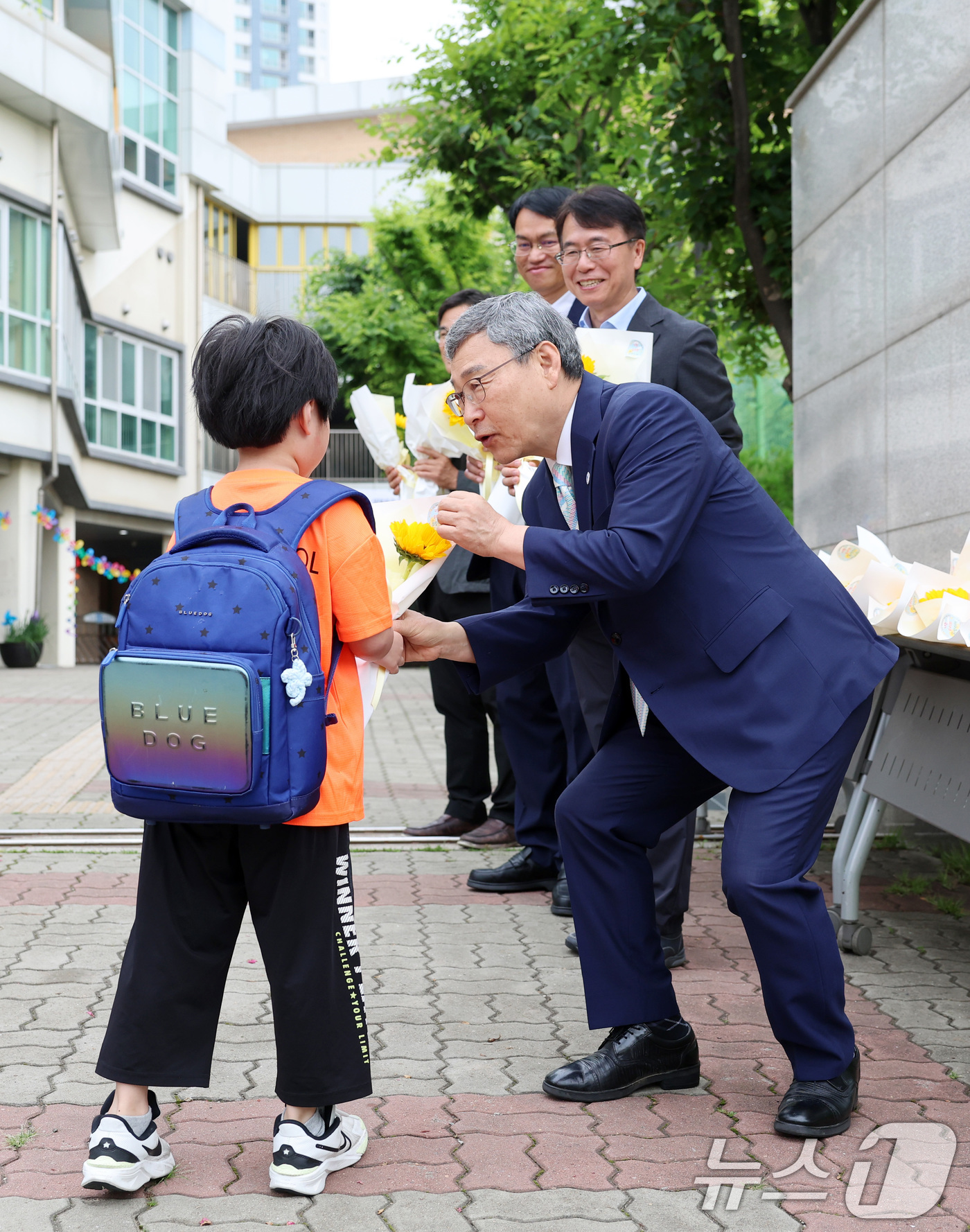(서울=뉴스1) 이연주 기자 = 정근식 서울시교육감이 24일 서울 서초구 서울우솔초등학교에서 열린 '꽃과 함께하는 생명존중 캠페인'에 참석해 등굣길 학생들에게 해바라기 꽃과 '너는 …