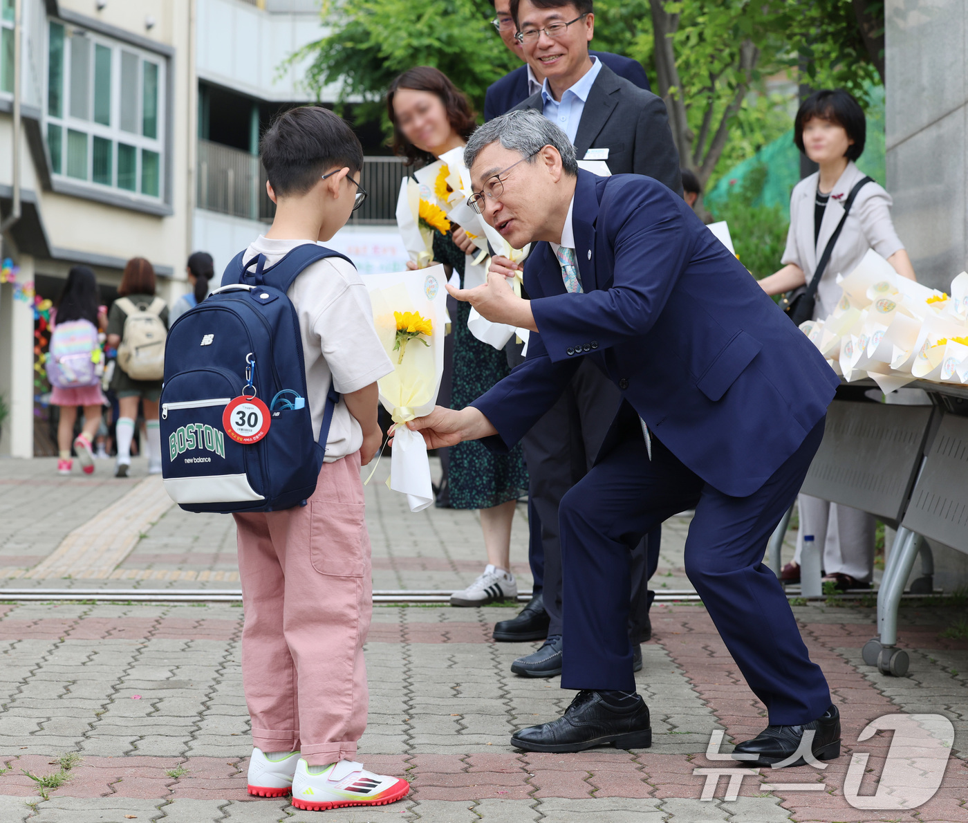(서울=뉴스1) 이연주 기자 = 정근식 서울시교육감이 24일 서울 서초구 서울우솔초등학교에서 열린 '꽃과 함께하는 생명존중 캠페인'에 참석해 등굣길 학생들에게 해바라기 꽃과 '너는 …