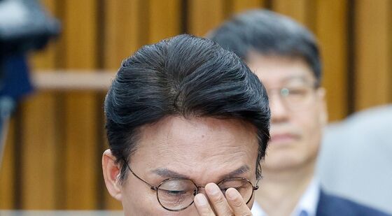 안경 고쳐쓰는 김민석 후보자